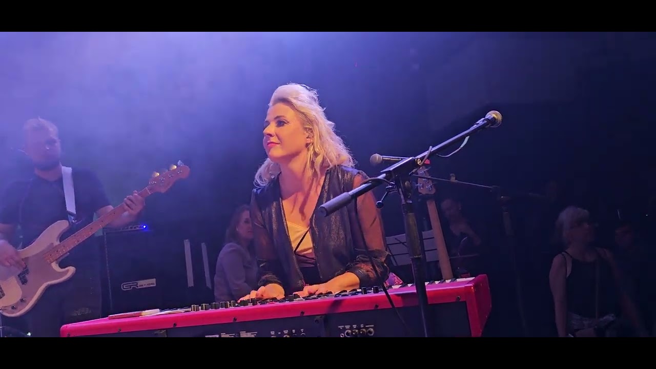 Anna Julie Slov&aacute;čkov&aacute; & Karol&iacute;na Fi&scaron;erov&aacute; 4.10.2023 Lucerna music bar