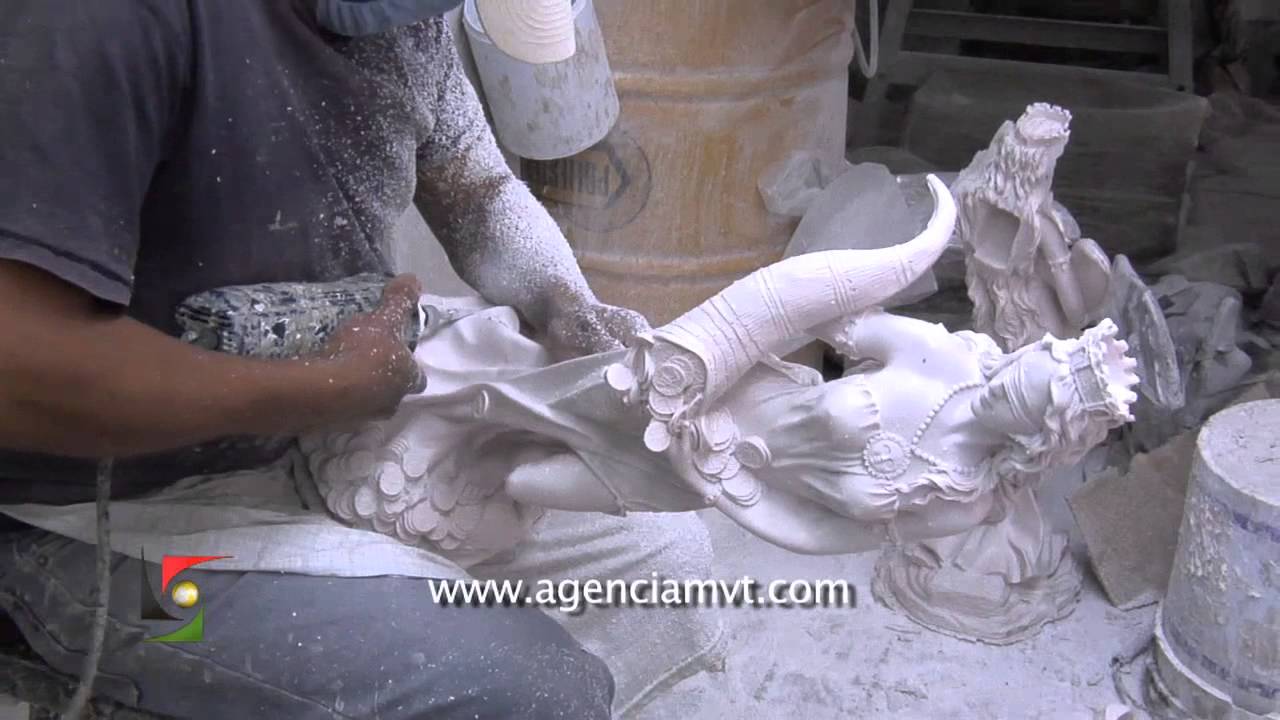 Artesanos convierten resina en espectaculares figuras
