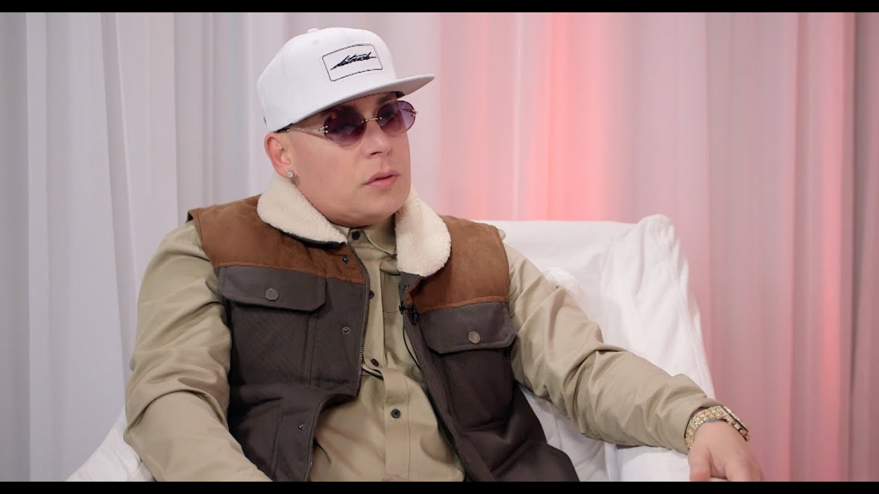 Cosculluela llega con "UN AKA' y si le tiran, el responde