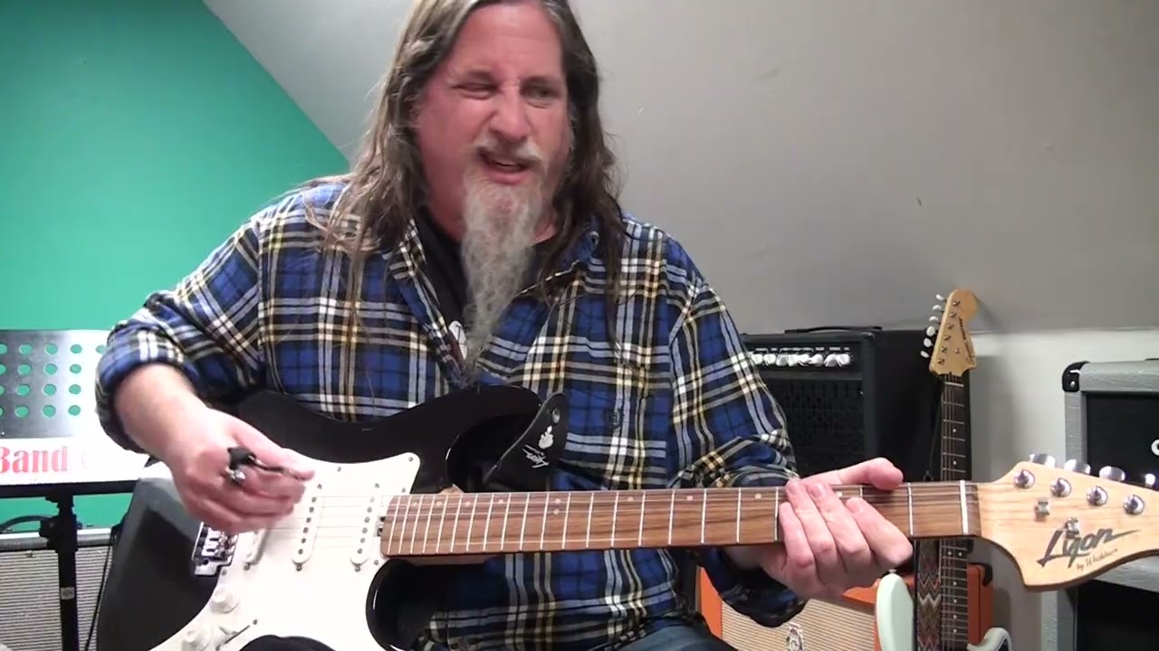 Обзор гитары Lyon от Washburn Strat Copy.