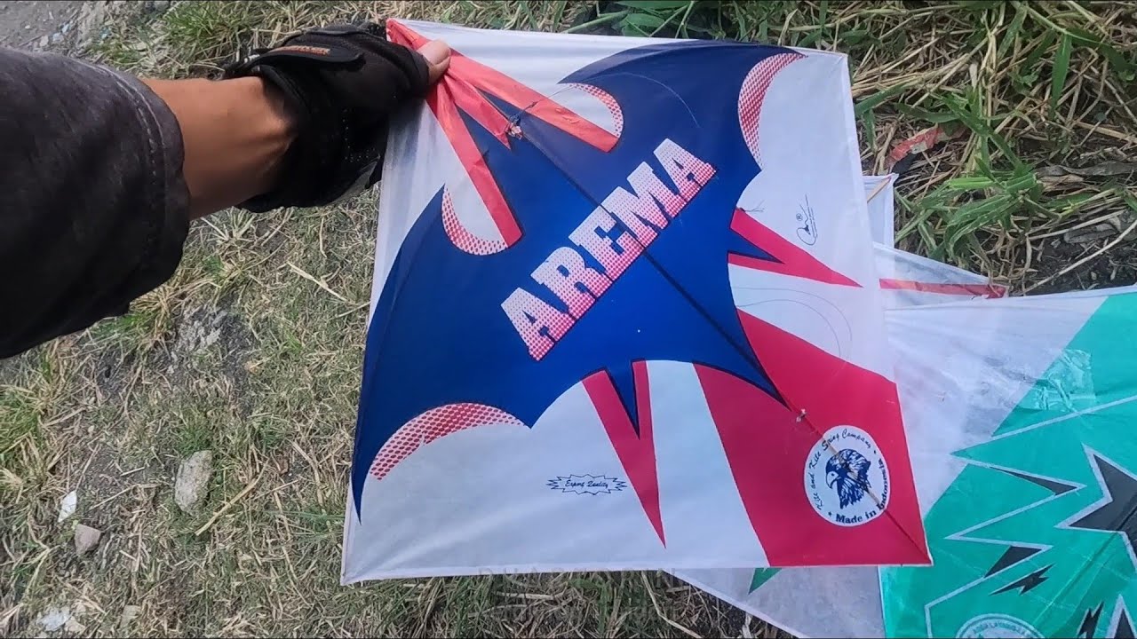 Pesta layangan 'bagi bagi gelasan + berburu layang layang'