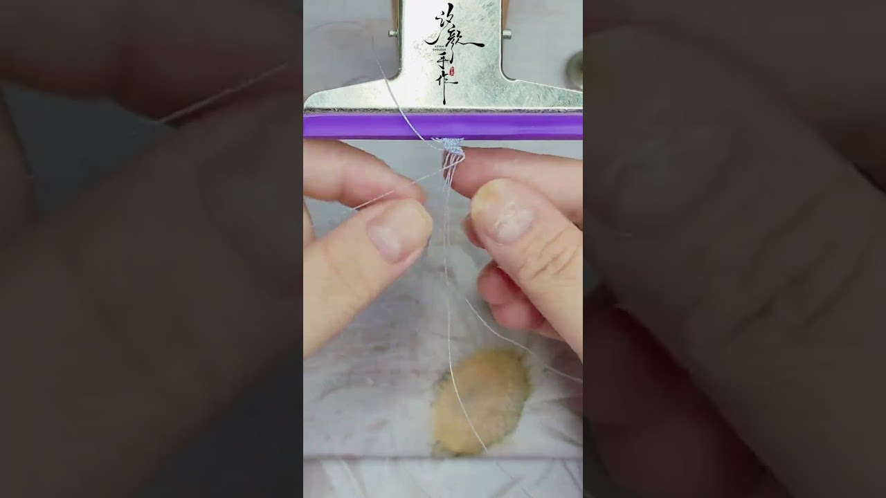 大家可以编双色的，也可以编纯色的或者渐变色的，都好看。用3股幻彩蜡线45厘米的5根，30厘米的1根。#手工diy #编绳教程 #手工编织零基础教学 #纯手工编绳 #戒指