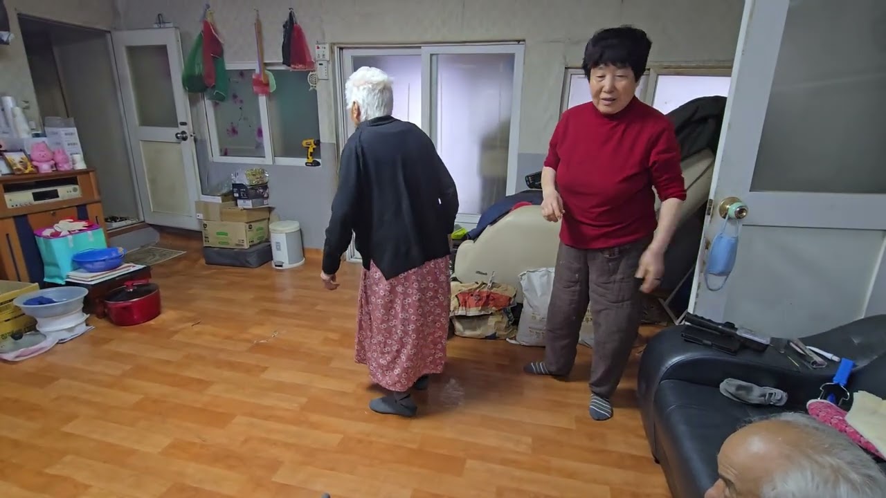 Моя пожилая мать не может сама мыться, поэтому моя невестка моет ее через день...