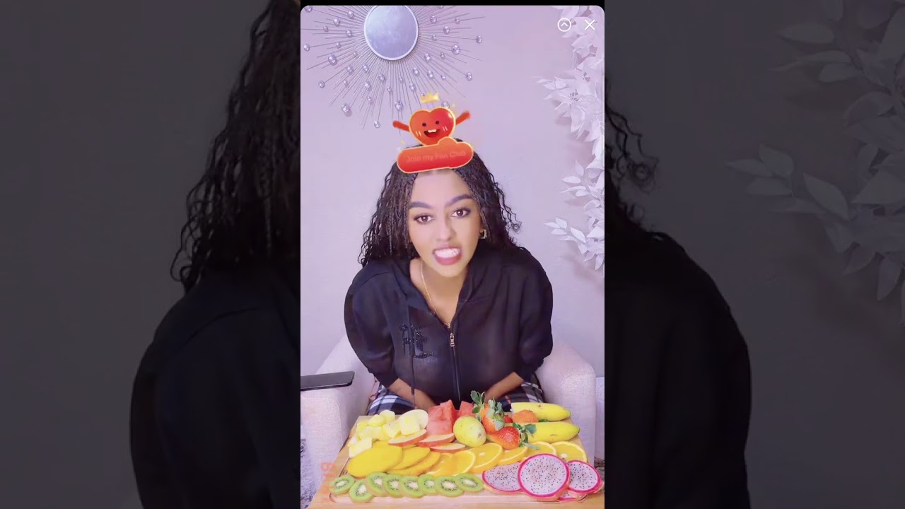 ጊፍት ከሰጣቹሁ በስማቹሁ ከፍሩቱ አንድ መርጣ ትበላለች።
