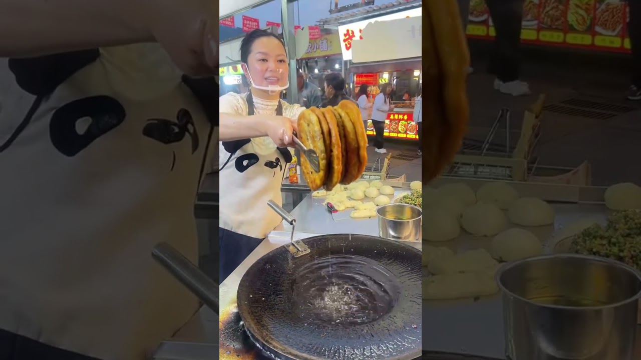 听，那是葱油下锅的滋啦声！姐姐凭真本事炸出的金黄酥饼，香得整条街都飘着葱香，路过的人谁能扛得住？根本停不下来！#路边摊美味