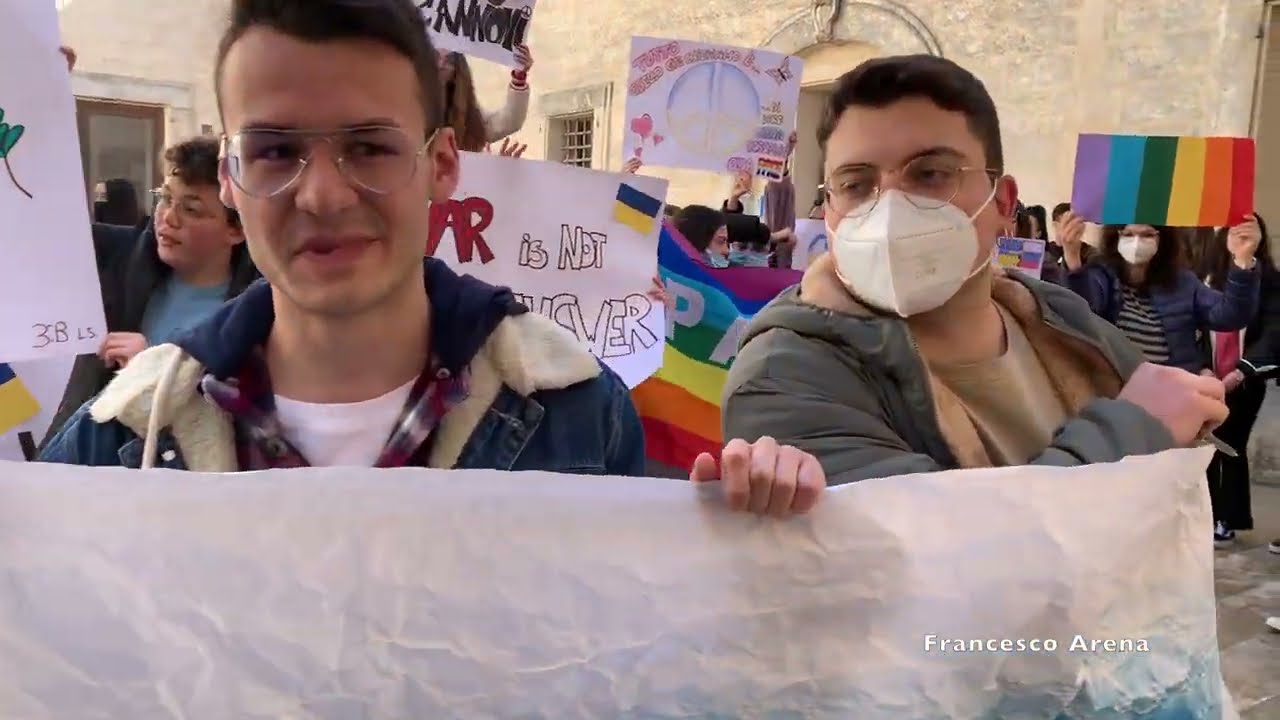MONTE SANT'ANGELO: MANIFESTAZIONE DEGLI STUDENTI PER LA PACE IN UCRAINA- STOP WAR