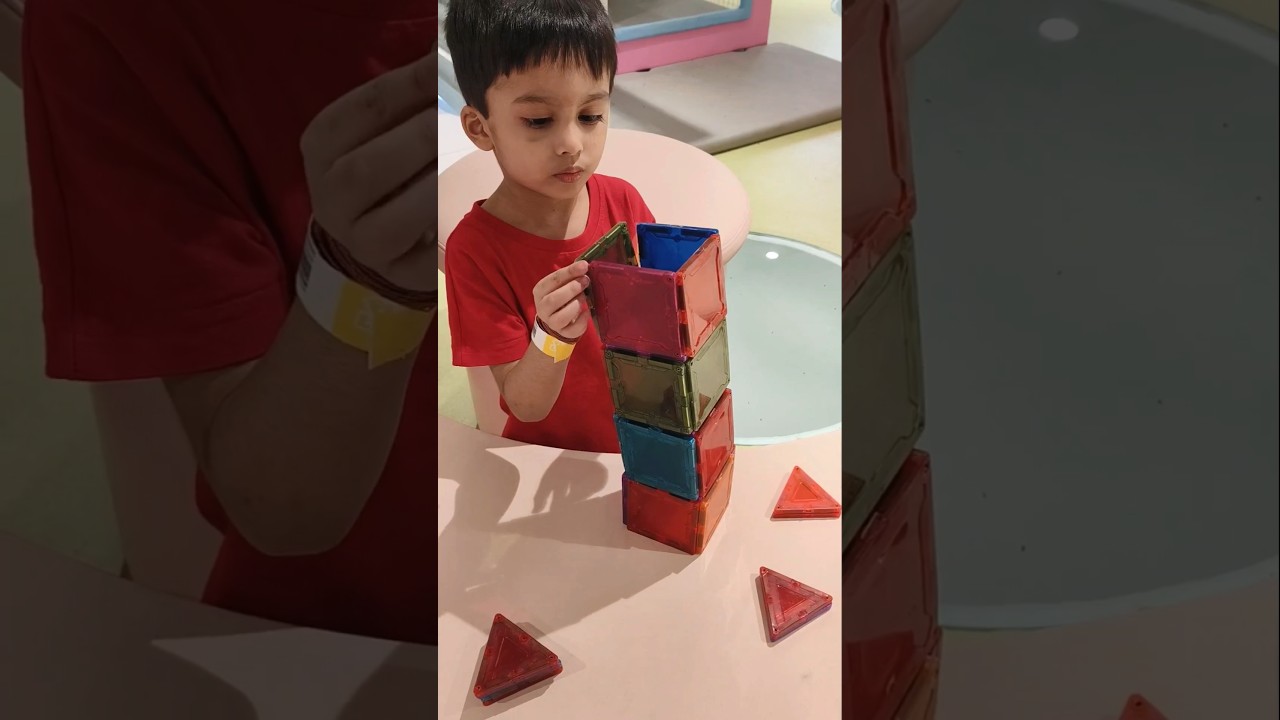 Весёлое строительство из кубиков! Лондонский мост рушится #cocomelon #toddlerlearning #shorts