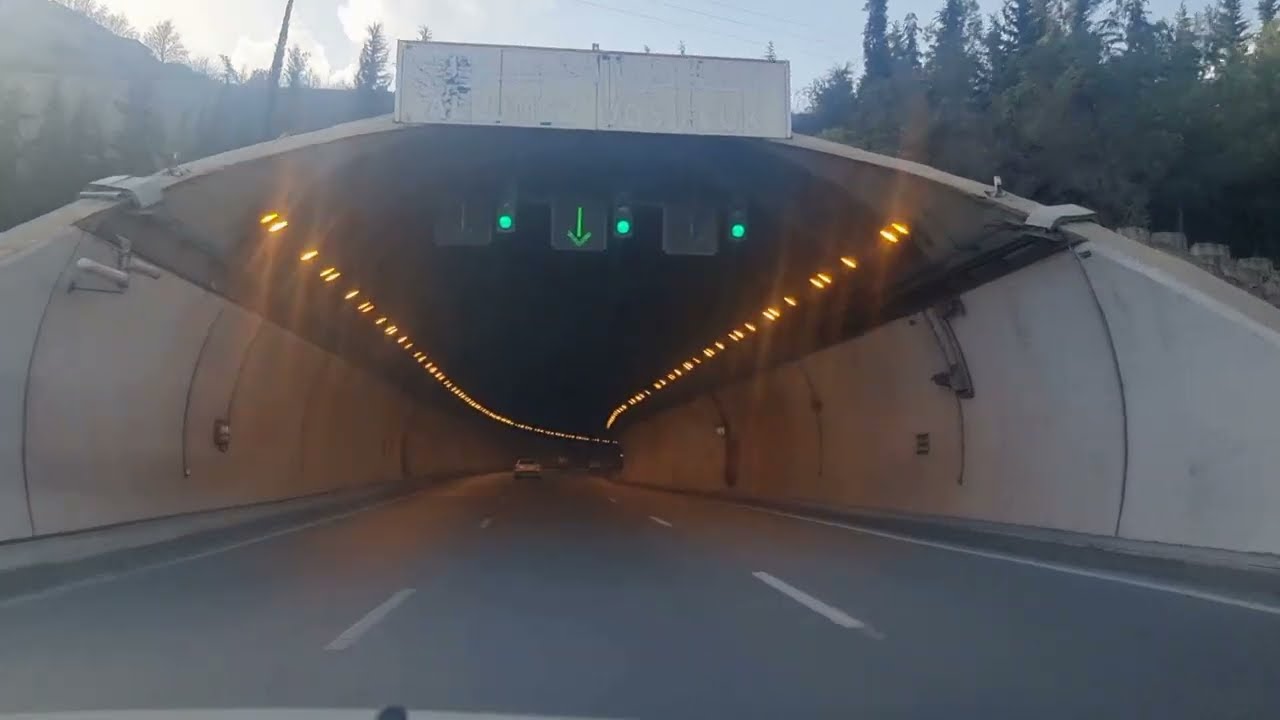 القيادة في نفق  بوزكزة - الاخضرية - البويرة - الجزائر  Driving  Bouzegza Tunnel - Lakhdaria  Algeria