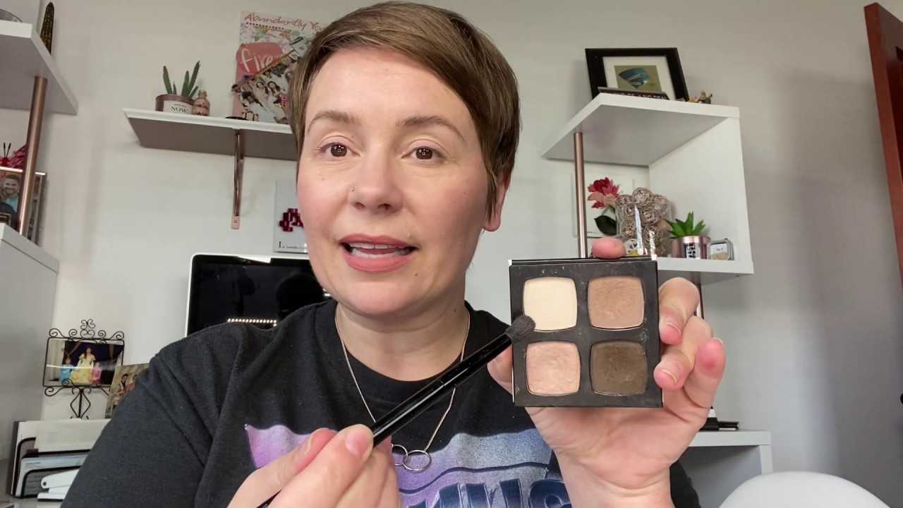 How to use a 4-Well Eyeshadow Palette