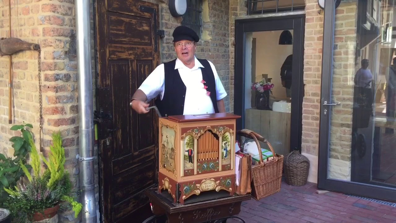 Drehorgelspieler „Bärchen“ in Nauen zum Tag der offenen Tür 2018