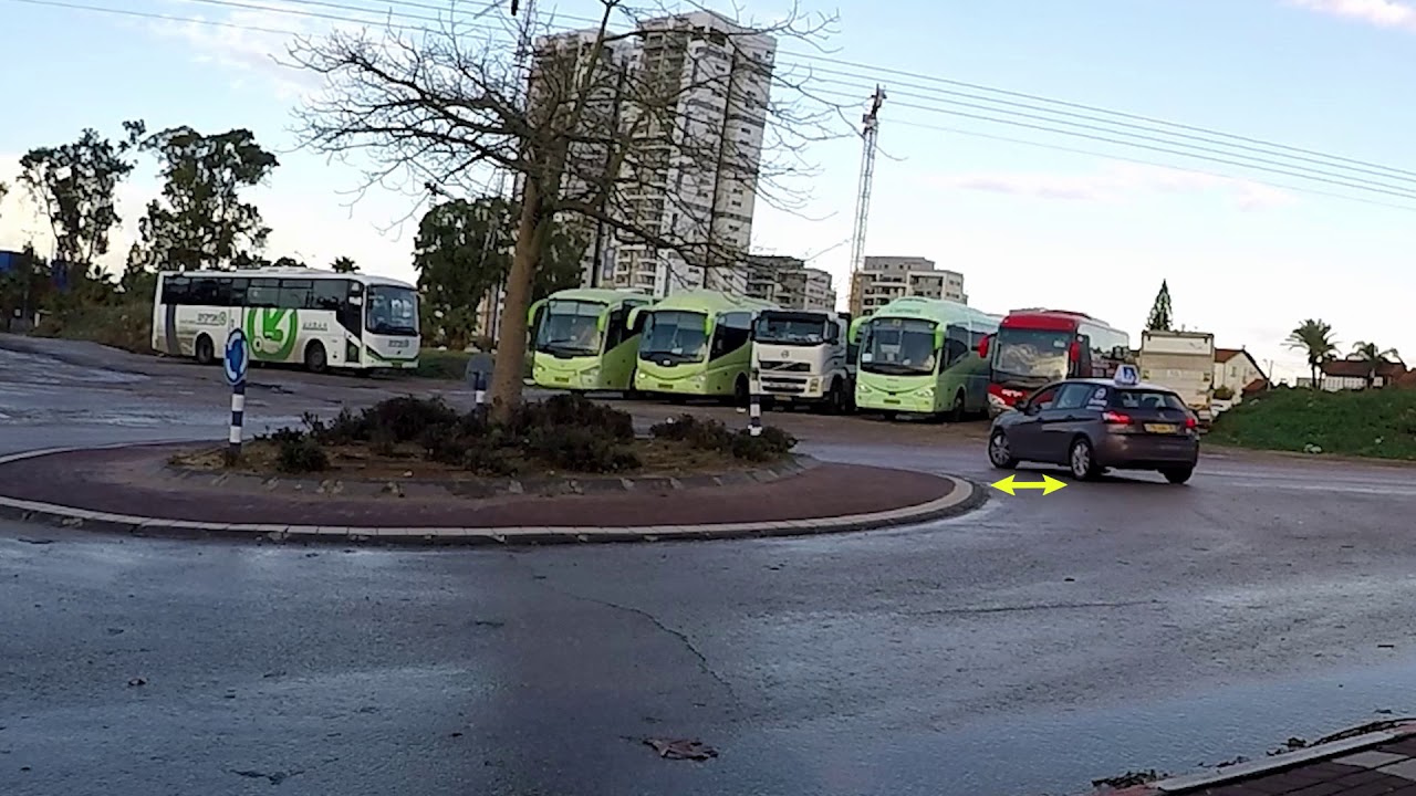 שמירה על מרכז הנתיב ונהיגה בקו ישר