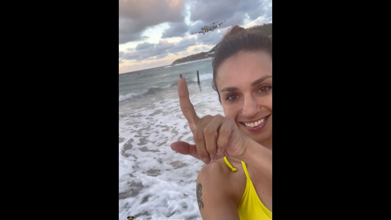 Наши самолеты заходят на полосу 28 в Сен Бартсе, а я на пляже 🏖️ #short #shorts #pc12 #stbarts