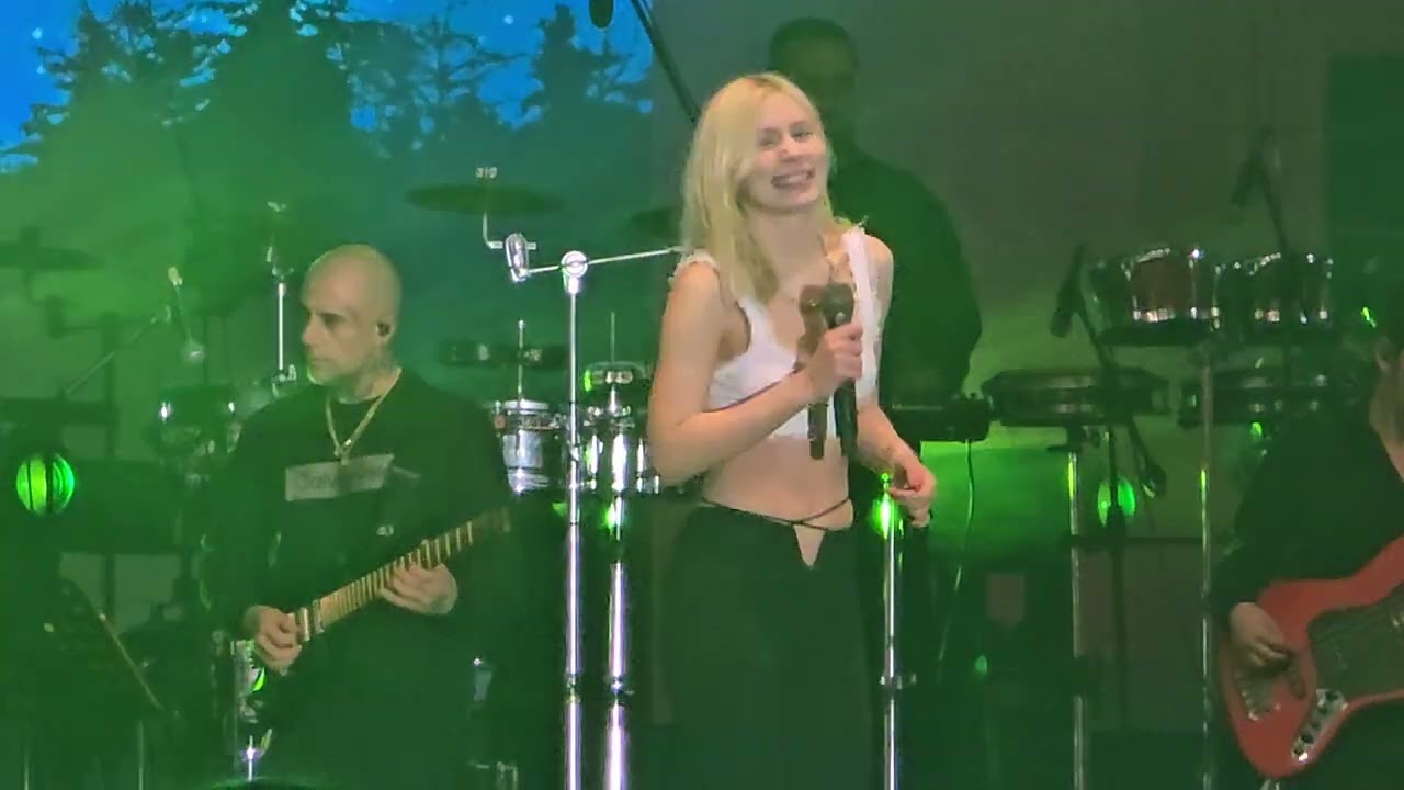 Aleyna Tilki - Dünyadan Uzak (Pinhani) 29 Ekim Cumhuriyet Bayramı Sancaktepe Konseri