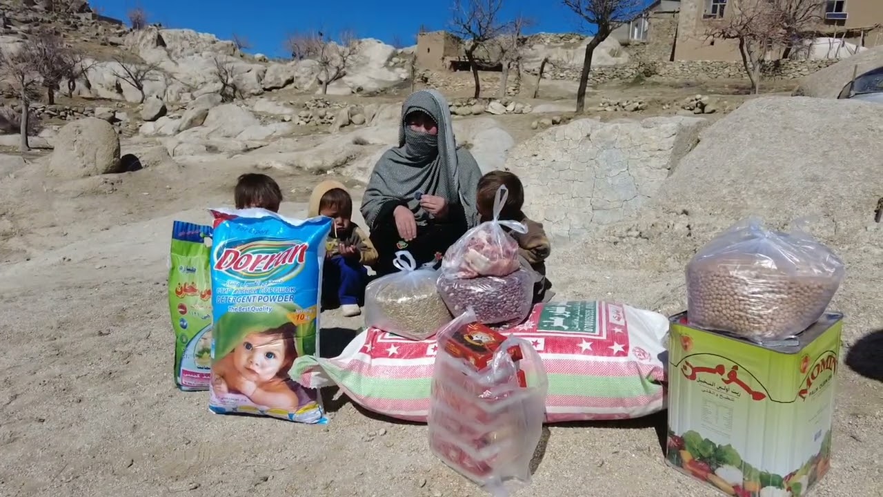 کمک مواد غذایی توسط یک خییرعزیز  برای مستمندان  در ماه رمضان