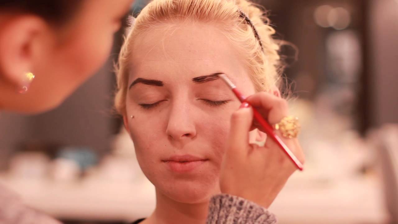How to Do Thick Vampire Makeup : Makeup Techniques