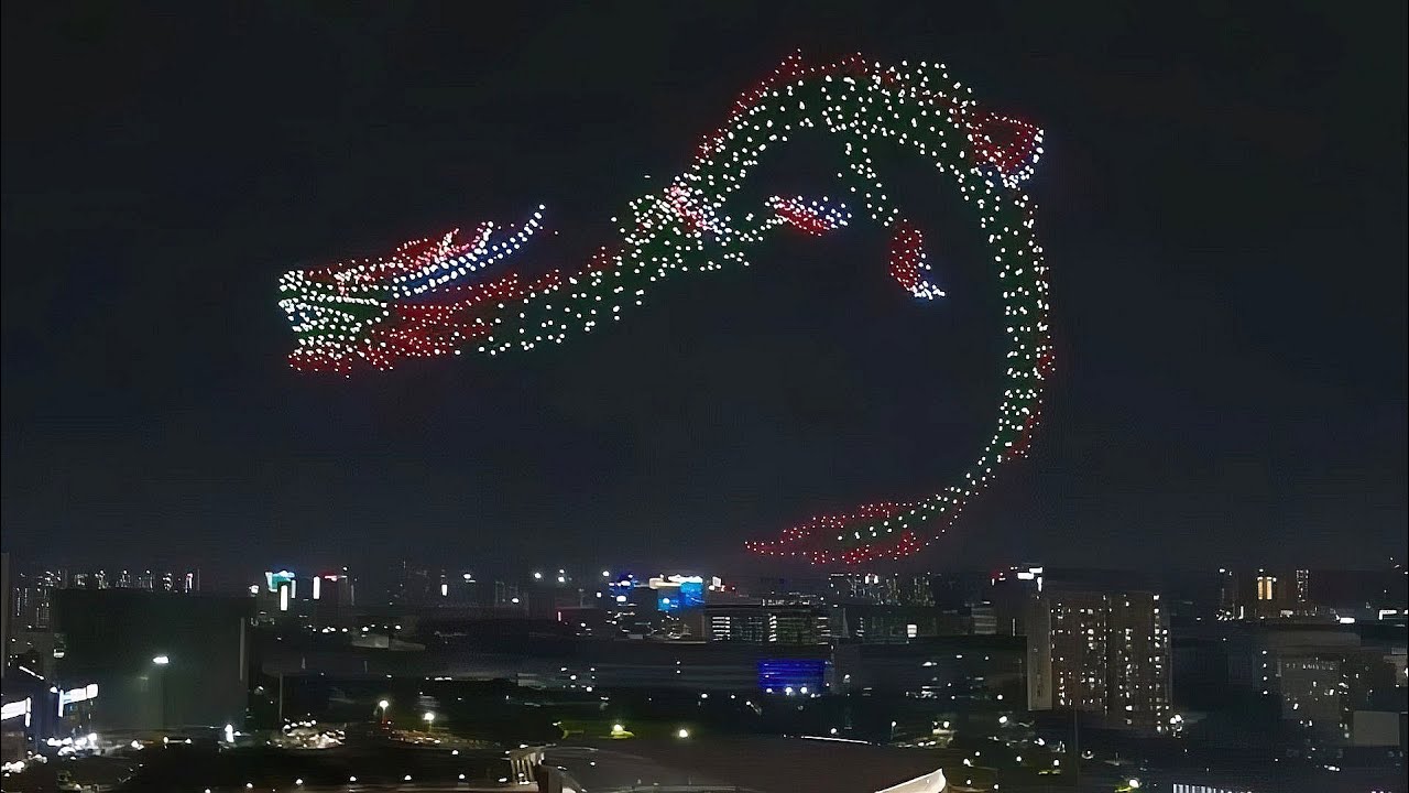 无人机灯光秀：飞龙在天︱Drone light show staged to celebrate Dragon Boat Festival in Shenzhen, China