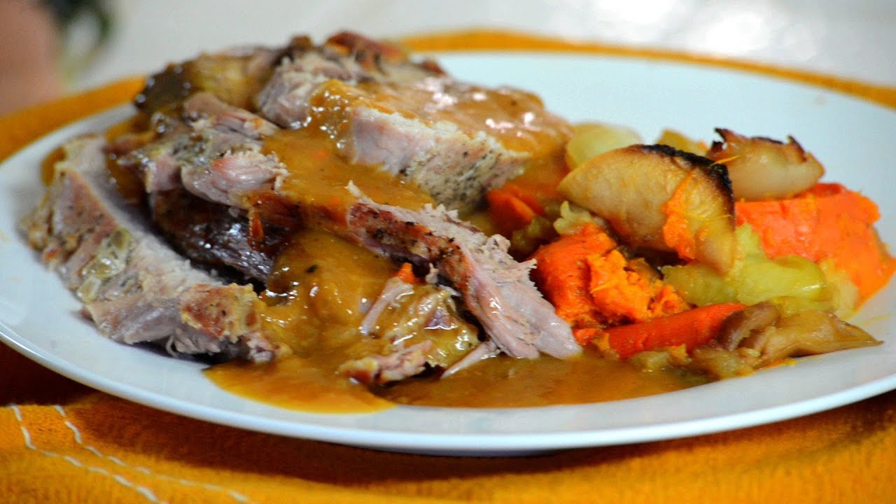 Жареная свиная корейка с подливкой и овощами