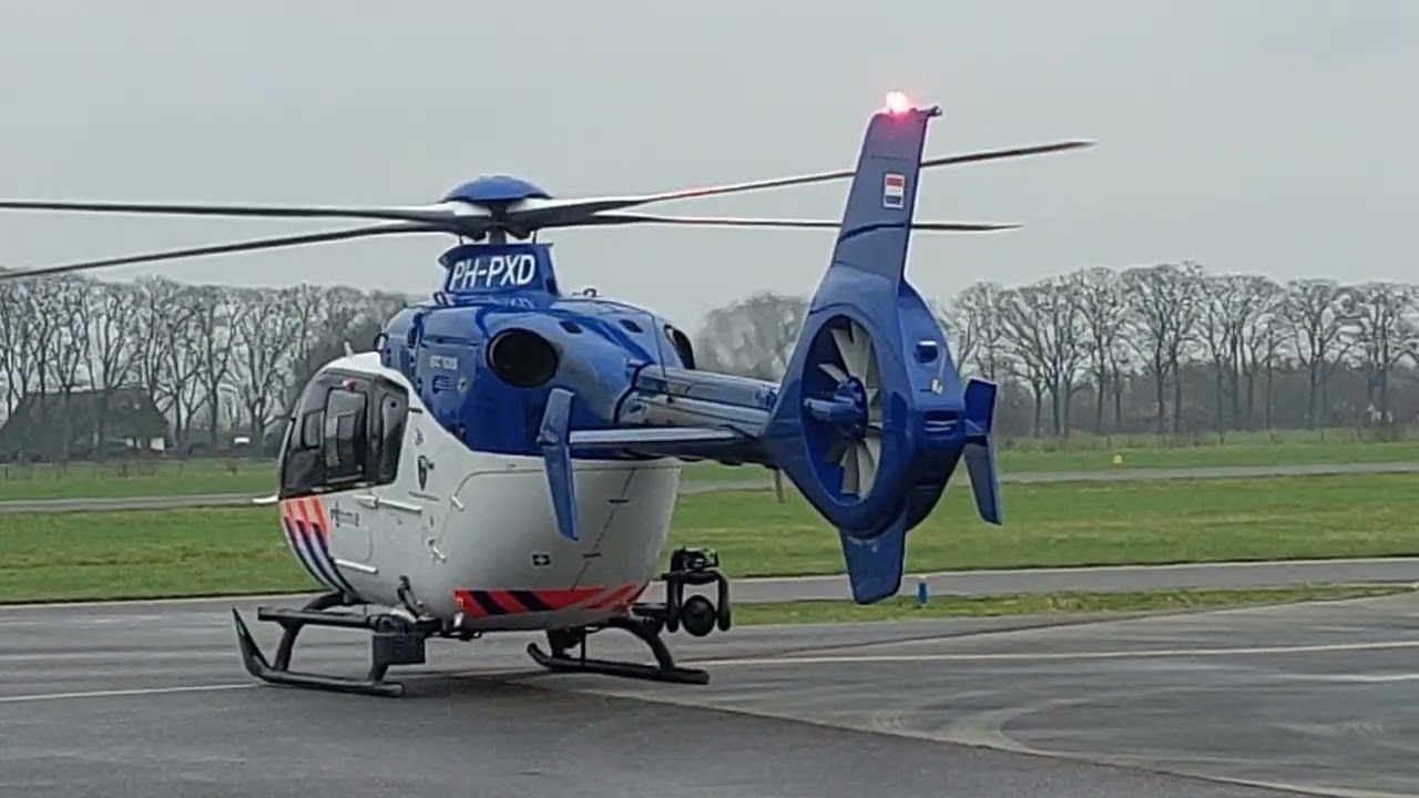 aankomst de PH-PXD politiehelikopter op Airport Teuge.