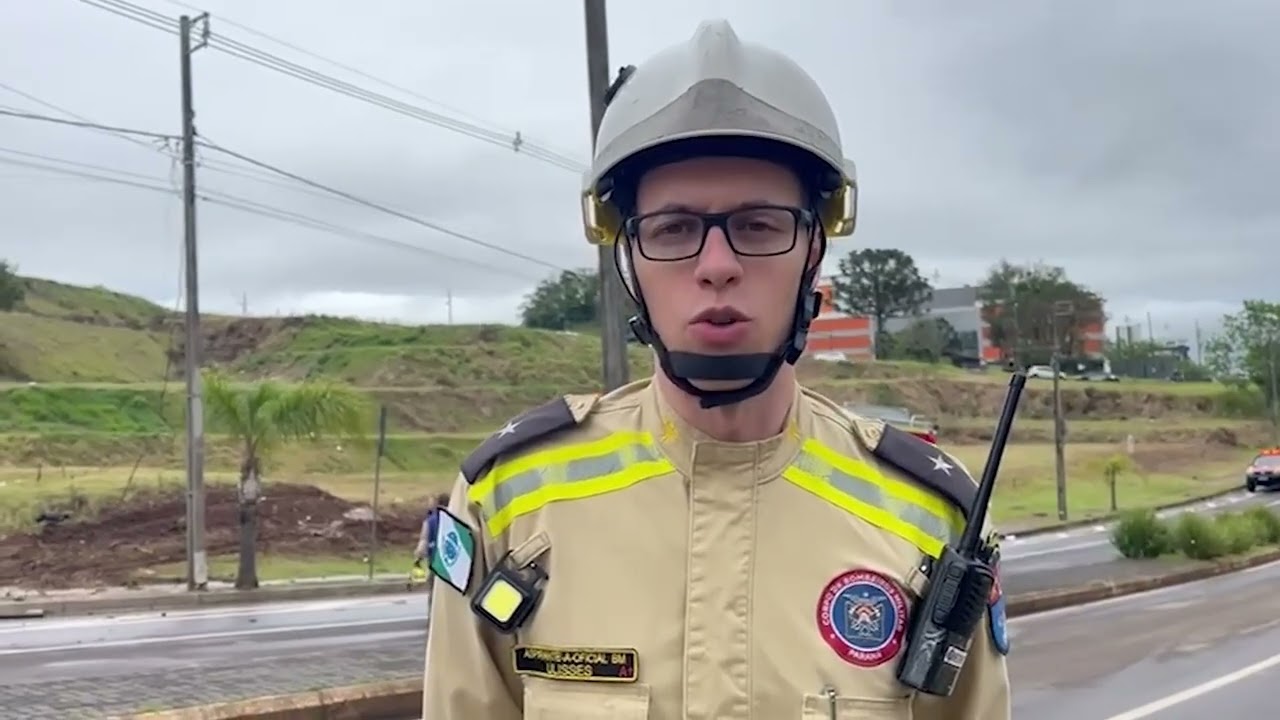 Caminhão desgovernado atinge carro e tomba em Francisco Beltrão