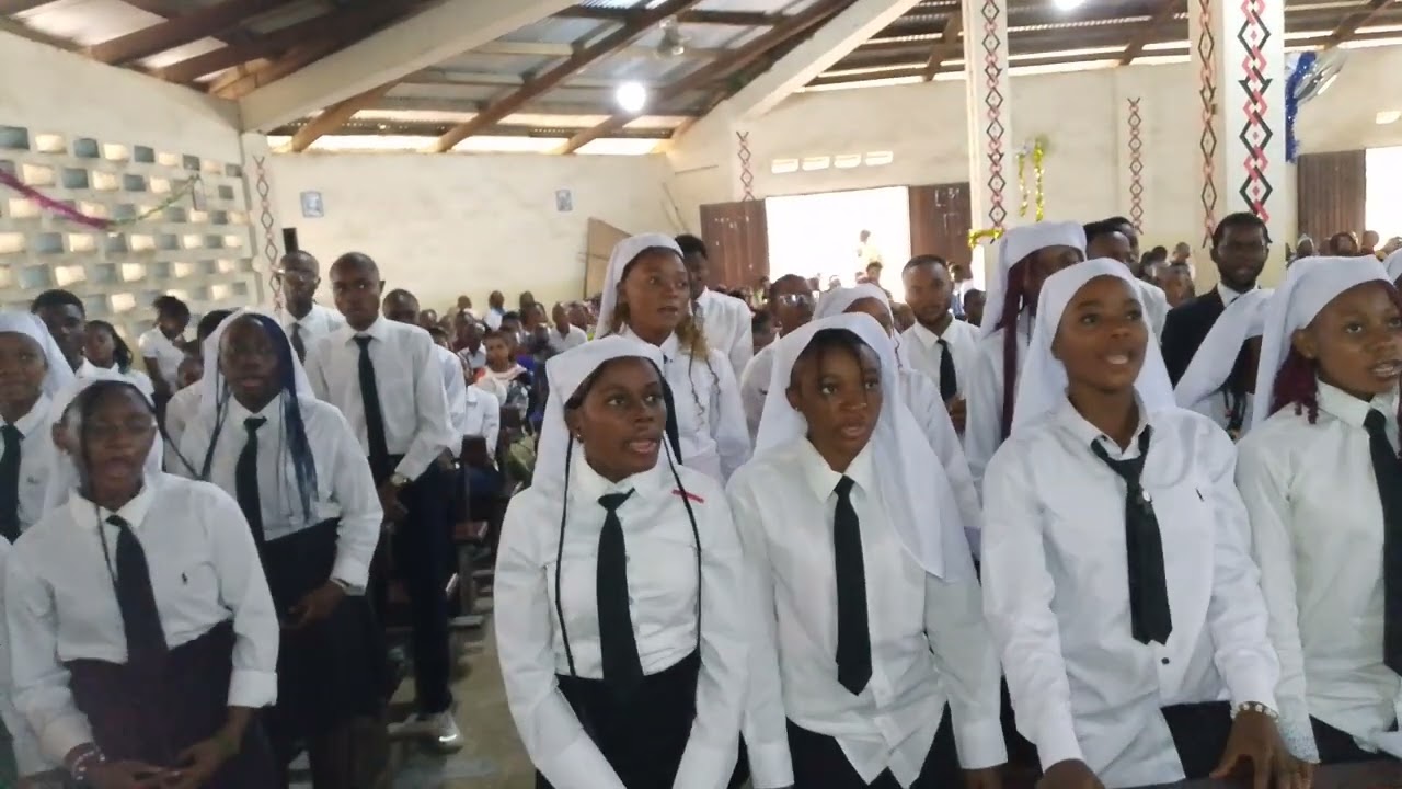 Le chant du troisième anniversaire de la chorale voix des Anges 