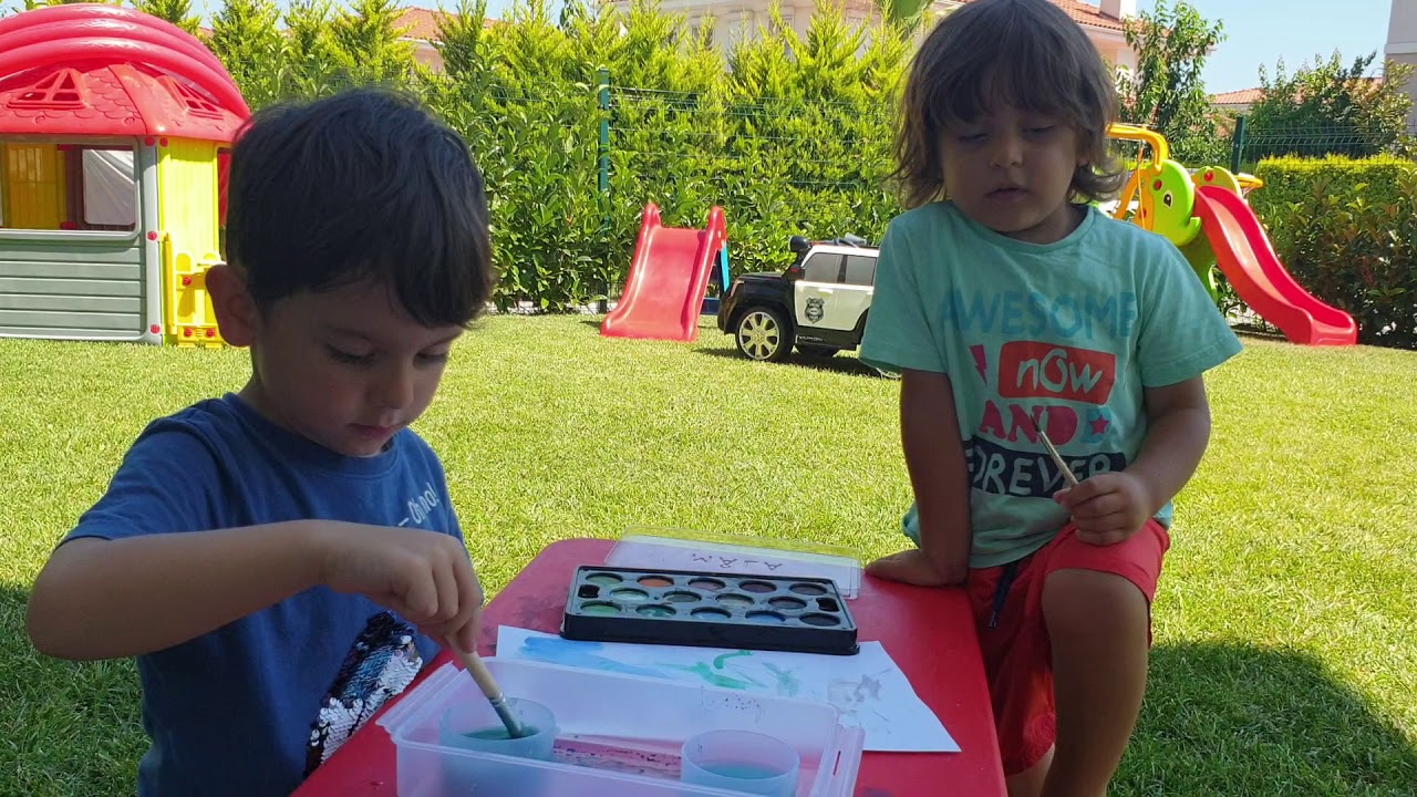 Fatih Selim ve Yusuf sulu boyayla bahçedeki akülü arabayla motoru boyadılar sonra temizlik yaptılar