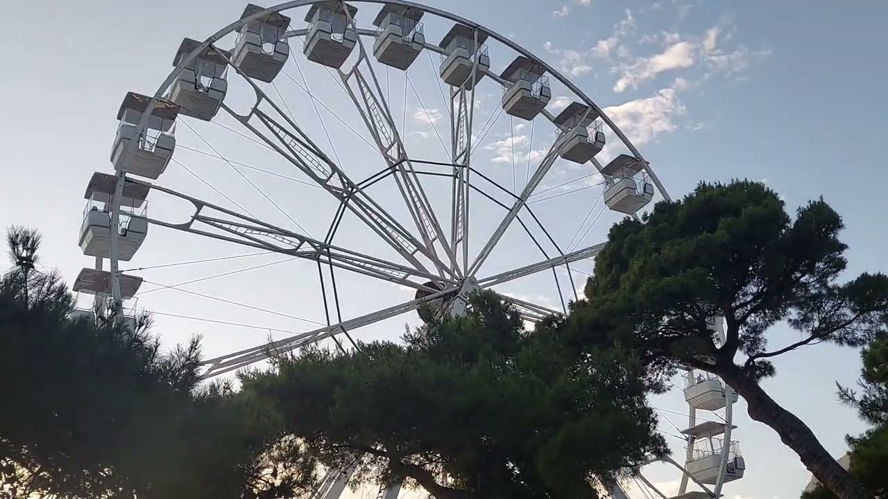 Makarska noću. Makarska at night. Puno turista na glavnoj setnici
