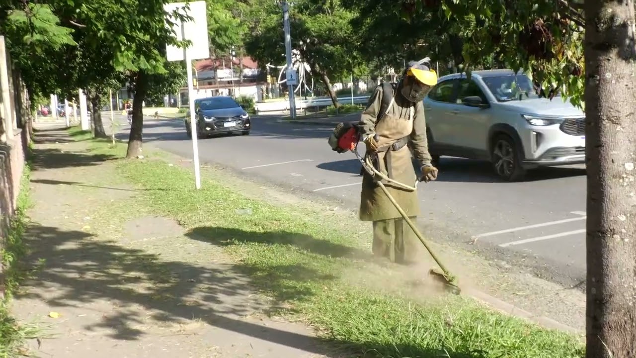 El municipio intensifica tareas de desmalezado y corte de pasto en todos los barrios de la ciudad