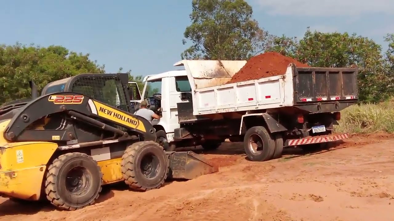 CADA DIA UM NOVO APRENDIZADO[CARREGANDO TERRA MINI CARREGADEIRA L225]