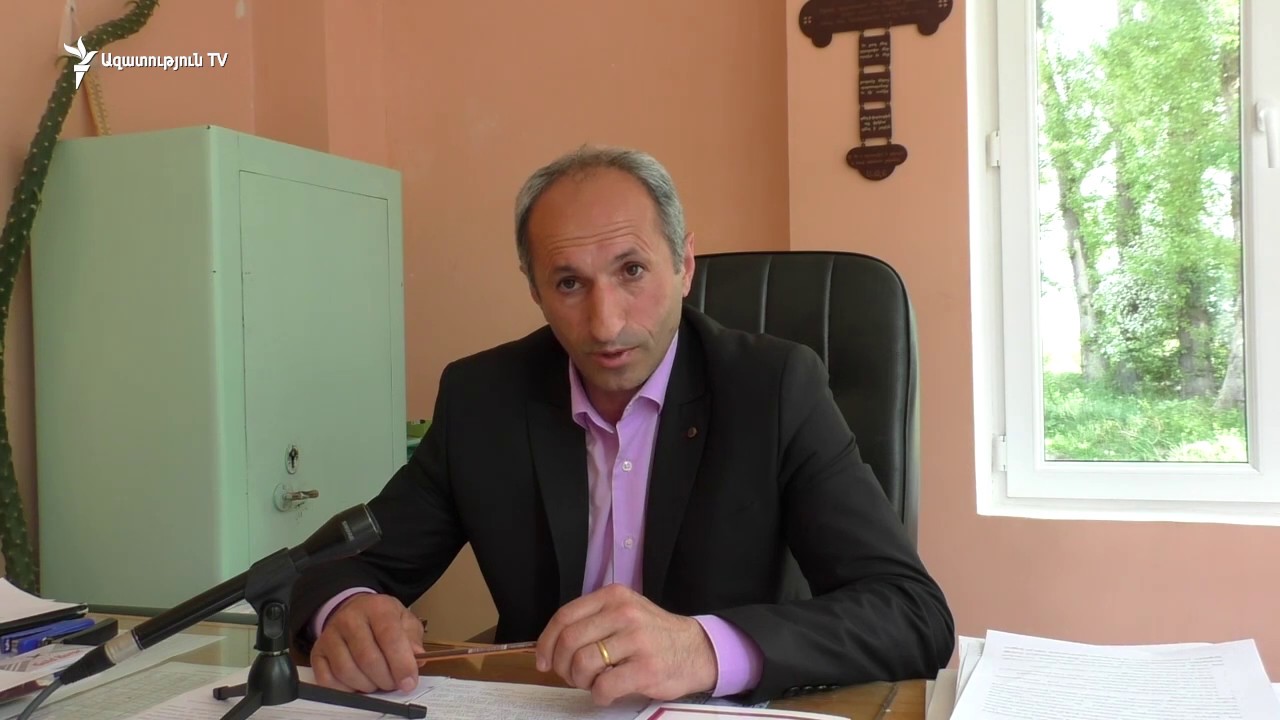 Աքորու դպրոցի տնօրենն ասում է քաղաքական հետապնդման է ենթարկվում, մարզպետարանը՝ հակադարձում է