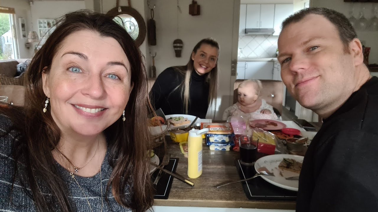 Simone & lille Ellie på besøg🥰Ellie smager makrel😆ELLIE VIL SPISE MALLE🤣
