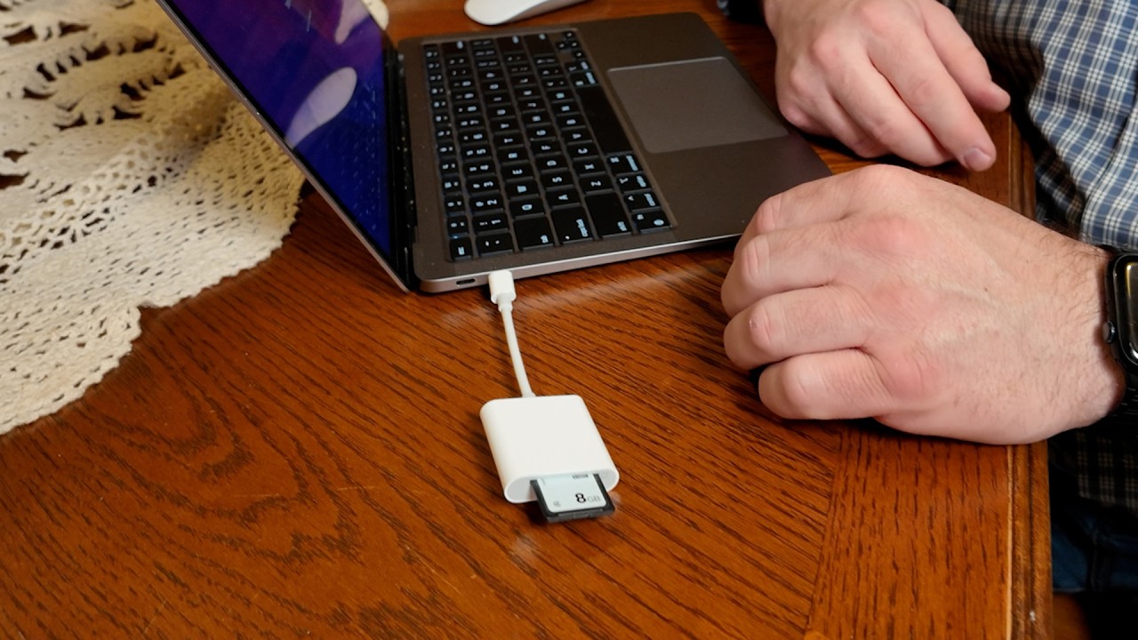 A USB C Card Reader That Works On Laptop or Phone