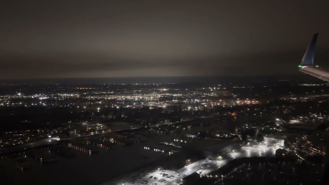Delta 737-900 HARD Landing in PDX During an Ice Storm &mdash; Icy Runway and Full Reverse Thrust [Full HD]