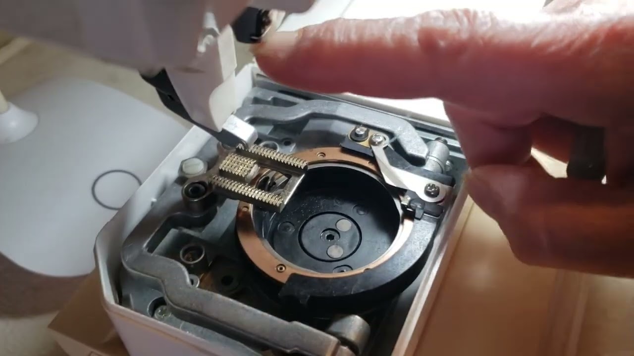Elna Diva ,2 part, bobbin area