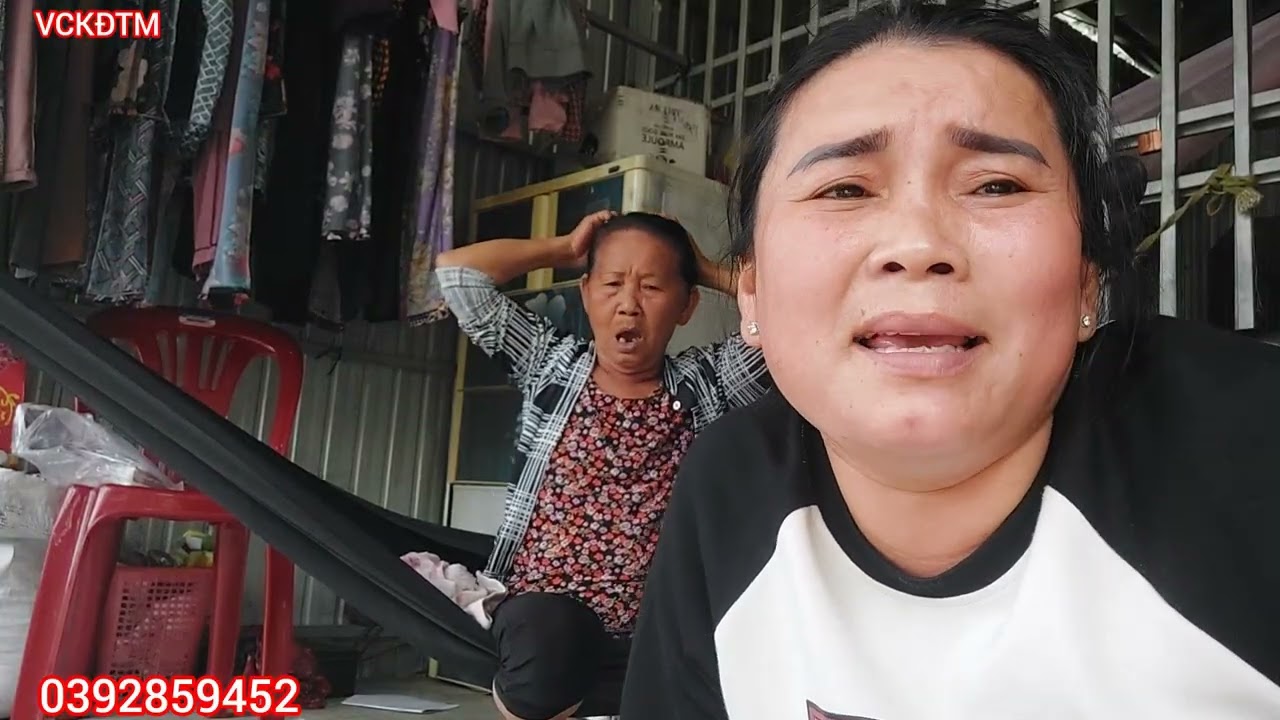 Trong mình mẹ hôm nay không được khỏe em Loan qua coi mẹ như thế nào