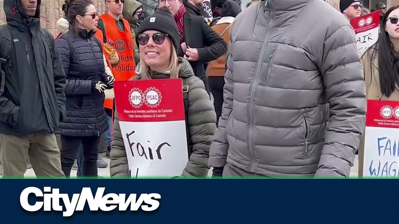 Union leaves bargaining table as federal workers hit picket lines