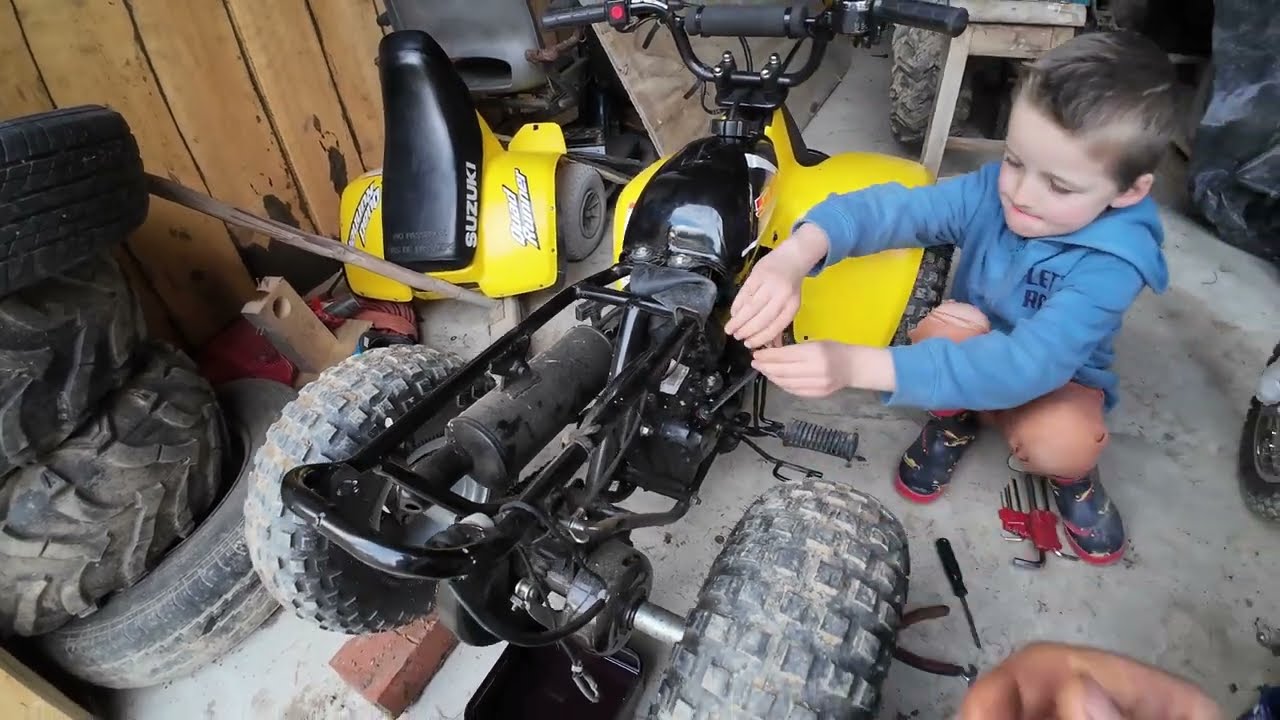 Kids give their motorbikes an oil change - Suzuki LT50, Yamaha TTR50 + LT50 auto oiler delete