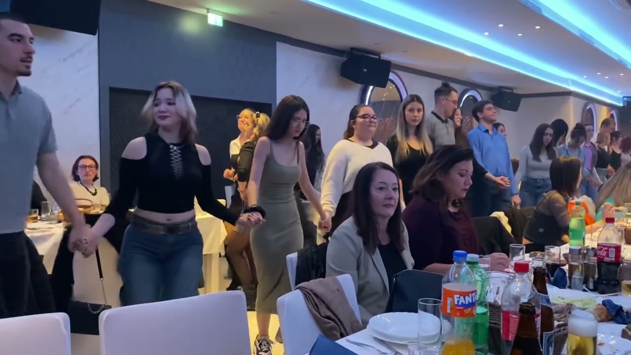 Umesto walcera,”najveće studentsko kolo na Svetu” igrano u Beču,pri boravku delegacije …