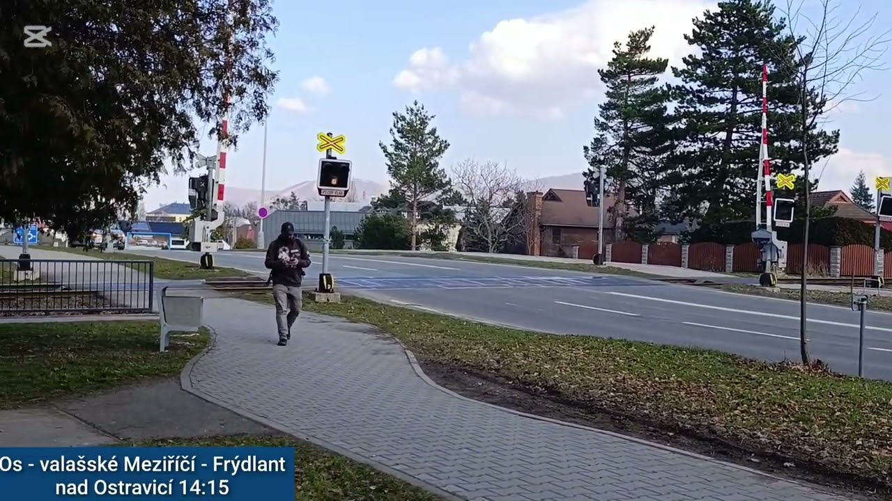 Železniční přejezd Frenštát pod Radhoštěm (sorry že se mi to tak hýbe nemám stativ)