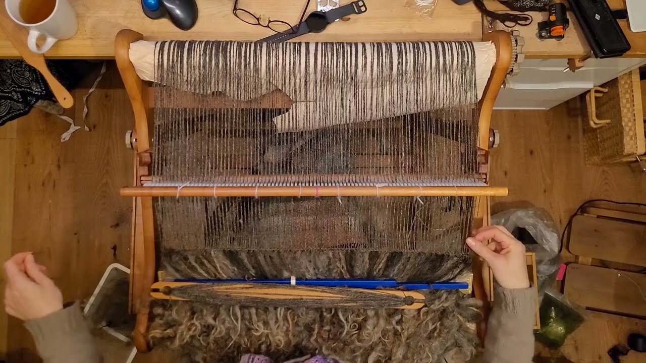 Weaving a Varafeldur on a riggedheddelloom