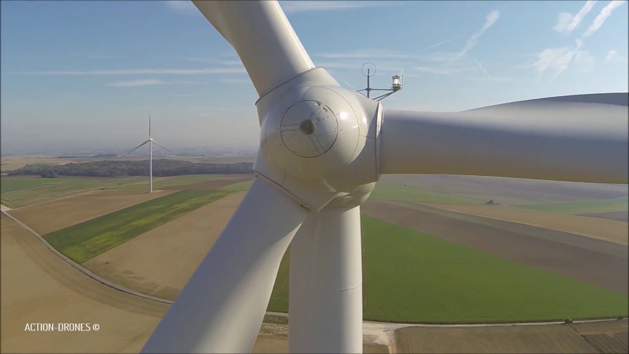 inspection d'une éolienne par drone en vue aérienne