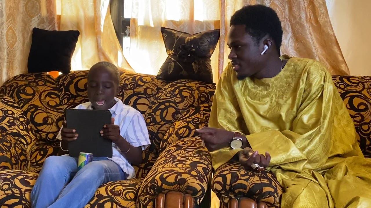 Regarder le petit il chante bien   La chansons de Mouhamed alla diop  lima ler koumou ler