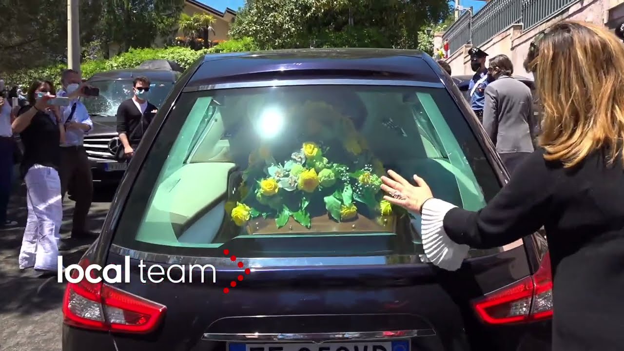 Funerali Battiato, l'uscita del carro funebre al termine dei funerali in forma privata