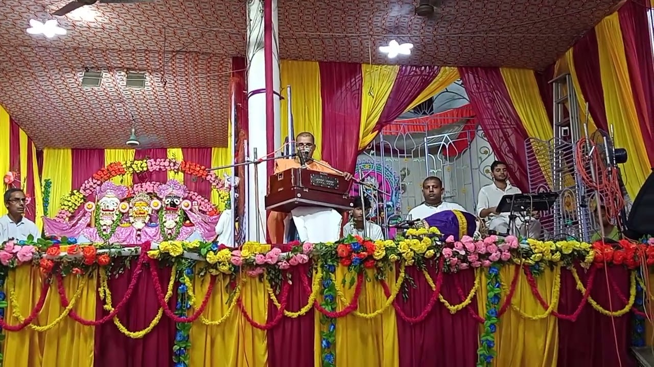 Hare krishna mohamontro ..Singing By -Sarathi Krishna Das Provu