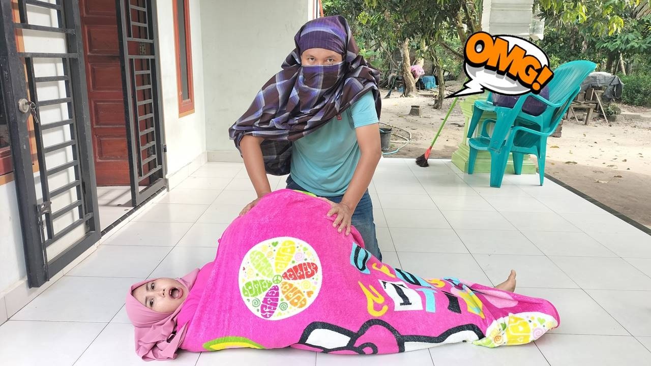 Drama Lucu Ibu Hamil Melahirkan Di Kerjain Di Belit Selimut Jumbo