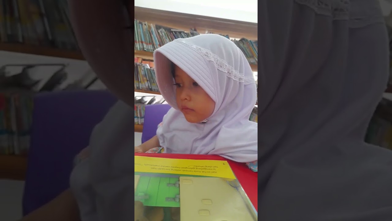 Membaca Buku Dongeng Anak di Perpustakaan Pekalongan