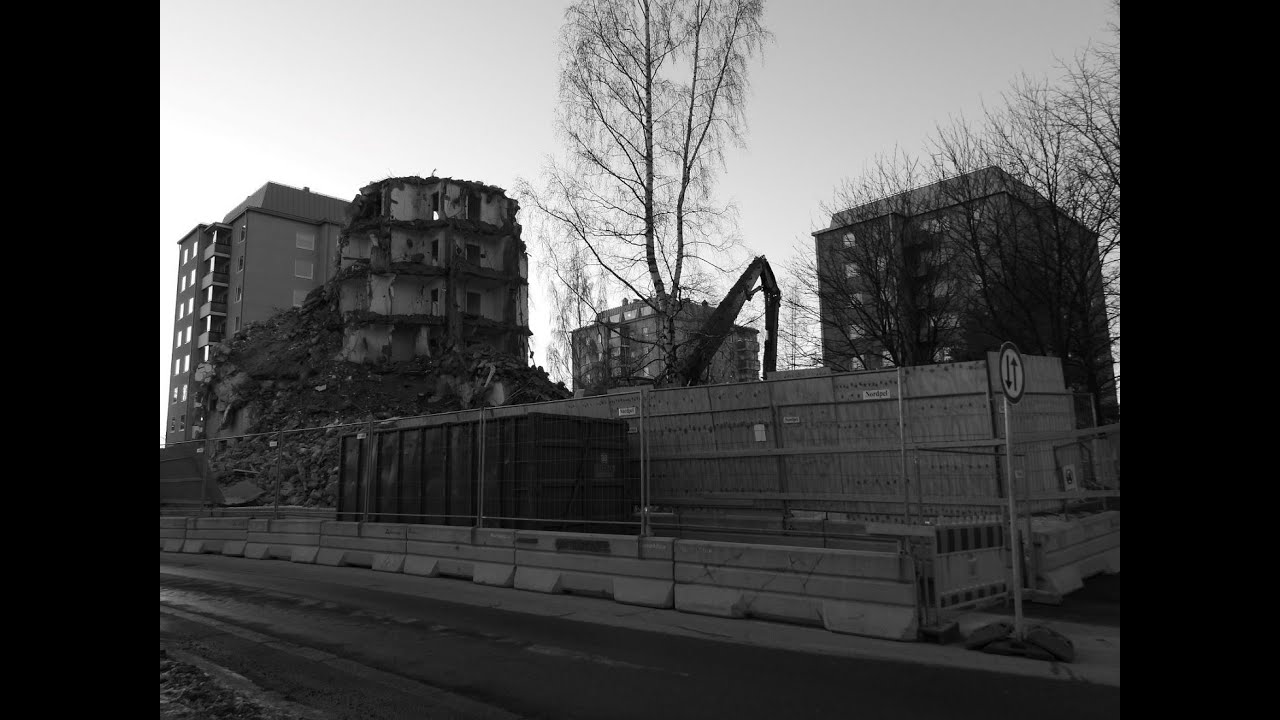 Kuopion Mölymäen Kaartokatu 3 kerrostalon purkutöitä 26.03.2021