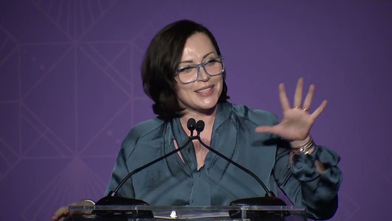 Dagmara Dominczyk Presents AAM Award to Arian Moayed