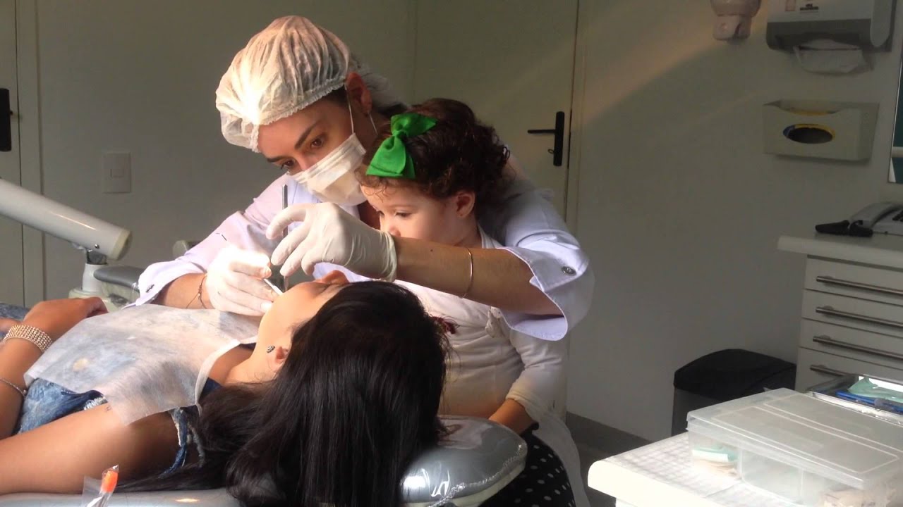 Cinthia Cruz mostra a ida ao dentista com a sua irmãzinha Caroline Cruz.
