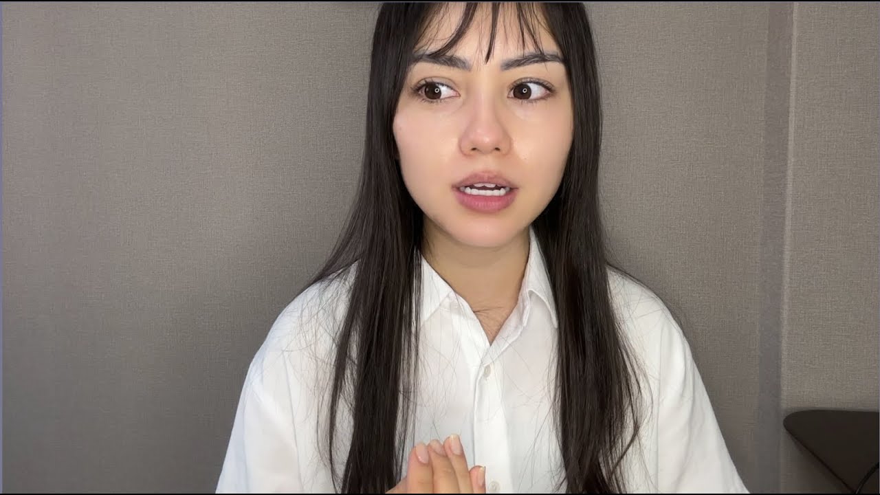 Dois homens no vestiário feminino onde eu estava me trocando num hotel no Japão