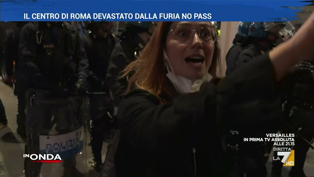 Corteo No Green pass, scontri con la polizia a Roma. Assaltata la sede della Cgil: le immagini